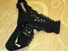 figliastro con cazzo grosso arriva e trova mutandine della matrigna, si sega nel salone rischiando scoperta. geme forte con sborrata da ingoio in dirty talk.