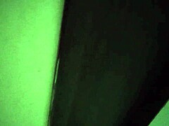 espio a mi hermanastra en el baño y me obliga a follarle el culo grande como su roommate colombiana