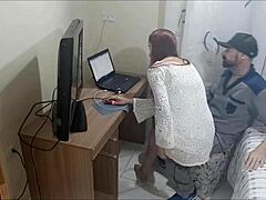 safada dona de casa recebe manutencista depravado