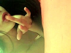 Tuktukpatrol thajská 18+ s strojčekom rozširuje nohy na veľký kokot v hoteli creampie