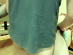 Cuando no sabes usar los muebles eróticos pero sabes ponerte de perrita con petite asian girlfriend in dorm. She shows shaved wet pussy and big lips in doggystyle.