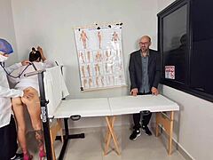 Noivo Corno Leva Sua Noiva Ao Médico Que Teve Que Fazer Exame Ginecológico