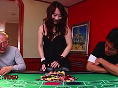 Yuwa Tokona blaast hete aziatische pijp en duo neuk, volgt creampie?