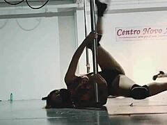 Doctora argentina muestra el culo bailando en el tubo en el hospital 😏