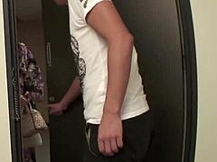 Дояда й косматата путка и я пробива дълбоко младата 18+ курва