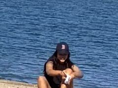 Damn that juicy cameltoe on this teasing asian beach candid 😏🏖️