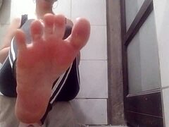 Καυτή ερασιτέχνα με μεγάλο κώλο τσιγκλάει πόδια και γυαλίζει κοντά