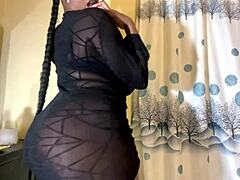 Live Slut Shows Off Huge Booty Big Pussy Action