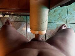 Bagă adânc în pizda păpușii de futut până explodez înăuntru