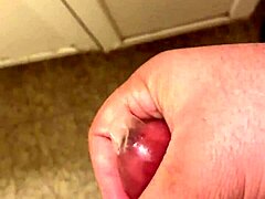 masturbating hard with a condom till i explode 💦😩🔥