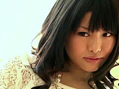 Curbă sexy se apleacă peste cărți pentru muie adâncă creampie doggy educație