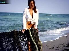 Големоцица брюнетка Джейн мастурбира путка на плажа супер горещо 🏖️💦🔥