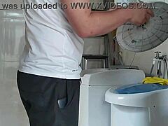 dona de casa provoca t�cnico consertando m�quina de lavar