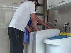 dona de casa provoca t�cnico consertando m�quina de lavar