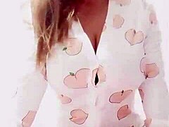 El Beso De Buenas Noches Con Tetas Naturales Jóvenes