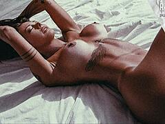 Gostosa's Tempting Playtime with Two Paus Delights