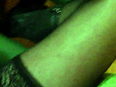 Ez a shemale keményen rángatja a farkát harisnyában 💦😈