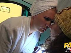 Fałszywy hostel MILF kusi młodą obozowiczkę 18+ do lesbijskiego facesittingu i lizania