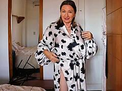 ojczymowa marszczy brew ale kończy jęcząc w domowym POV z bielizną