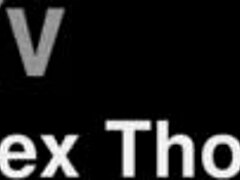 Schmutzige Schlampe fistet sich anal zum Riesenprolaps auf rotem Sofa