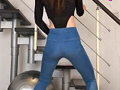 Hé nézd meg ezt a szexi kínai csajt szűk farmerben táncolni a pörgő zenére