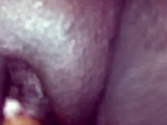 Секси ебони стъпмайка с големи цици и задник приема татуиран мачо догги с пръскане.