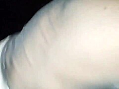 אשת קוקולד מקבלת זרע זר מגלוריהול עמוק בכוס קרם פאי