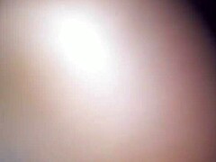 Černouška ukazuje hladkou oholenu píču v rychlý verifikačním klipu