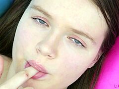 Modelo russa tira roupa mostrando corpo morena sexy no sofá pro casting do papai