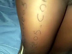 Černouška ukazuje hladkou oholenu píču v rychlý verifikačním klipu