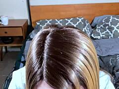 אב חורג משתף סודות הריון בעודו מביט בציצים בלונדיניים גדולים