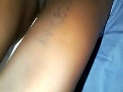 Černouška ukazuje hladkou oholenu píču v rychlý verifikačním klipu