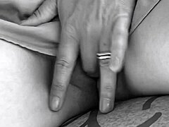 Curica trlja pičku duboko prstima ispod stola