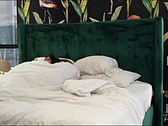 Milf latina voluptueuse gros nichons creampie après cunni lingerie missionnaire