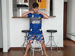 Latynoska laska liże wielkie czarne cycki i kutasa w gorącej lesbijskiej masturbacji.