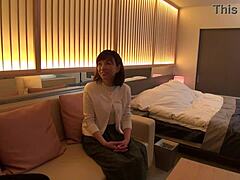 Geile busty Japan-MILF zeigt riesige Naturtitten-Schatz