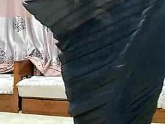 mature milf ber xin tong dances sexy home square temptation