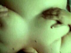 Stiefmama in Badewanne wichst Fotze, saugt Stiefsohn tief ab, reitet bis Sperma auf Titten