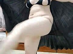 mature milf ber xin tong dances sexy home square temptation