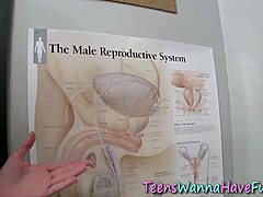 Hé 18+ tinik vadul buliznak csoportos szopással és uniform kemény baszással