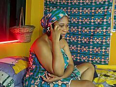 hei milfă, pofta ta de pulă neagră grasă se vede pe pizda umflată