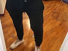 Geile Nachbarn reißen Klamotten von muskulösen Swingers für wilden hausgemachten Piss- und Cumfetisch-Ritt