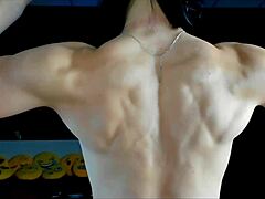 Best Muscular Russian Bodybuilder Girl Flexes Hard!