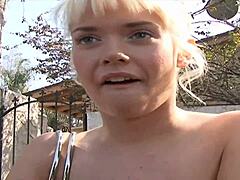 Blondina 18+ cavalca cazzo enorme profondo fino a sborrata appiccicosa in faccia