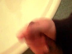 pau de 20cm latejando gostoso na punheta