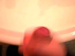 pau de 20cm latejando gostoso na punheta