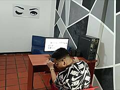 el no esperaba compańía pero su hermanastra tenía planes intensos con su pussy y creampie??