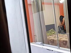 mi vecina colombiana caliente cabalga polla dura de su novio en skirt upskirt voyeur action