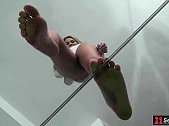 Europeisk tjej suger egna tår under intensivt hardcore fitteknull