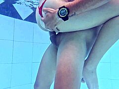 Flaca de 18 horny me chupa la verga en el agua y la cojo al aire libre